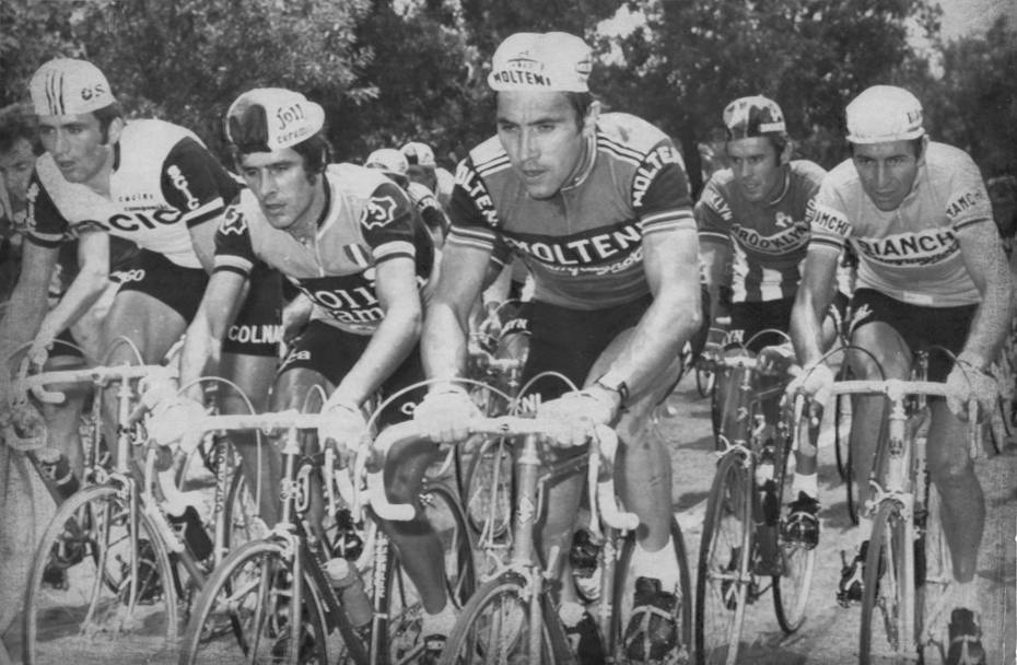 Merckx guida, in salita, un drappello composto da Baronchelli, Battaglin, De Vlaeminck e Gimondi